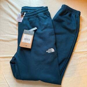 THE NORTH FACE Women’s Core Sweatpant in ‘Midnight Petrol’ Small/Regular
